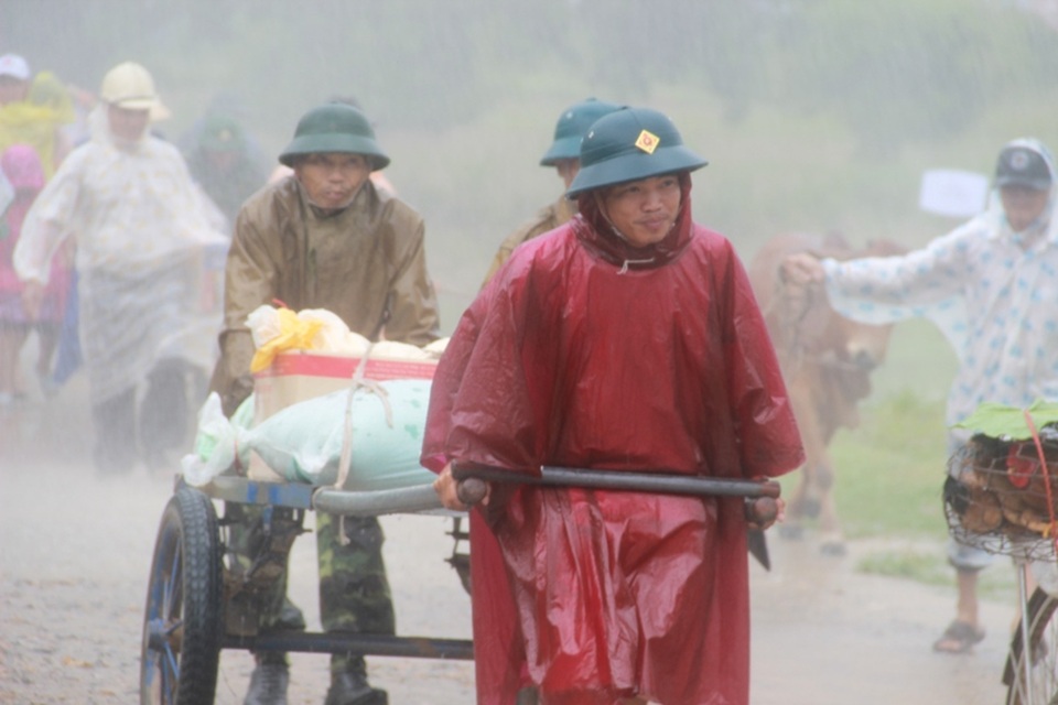 Tình huống người dân sơ tán trong mưa bão