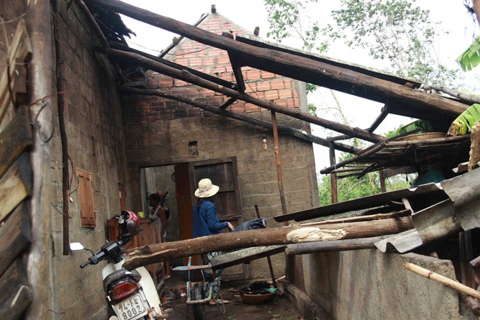 Một nhà dân bị hư hại nặng 