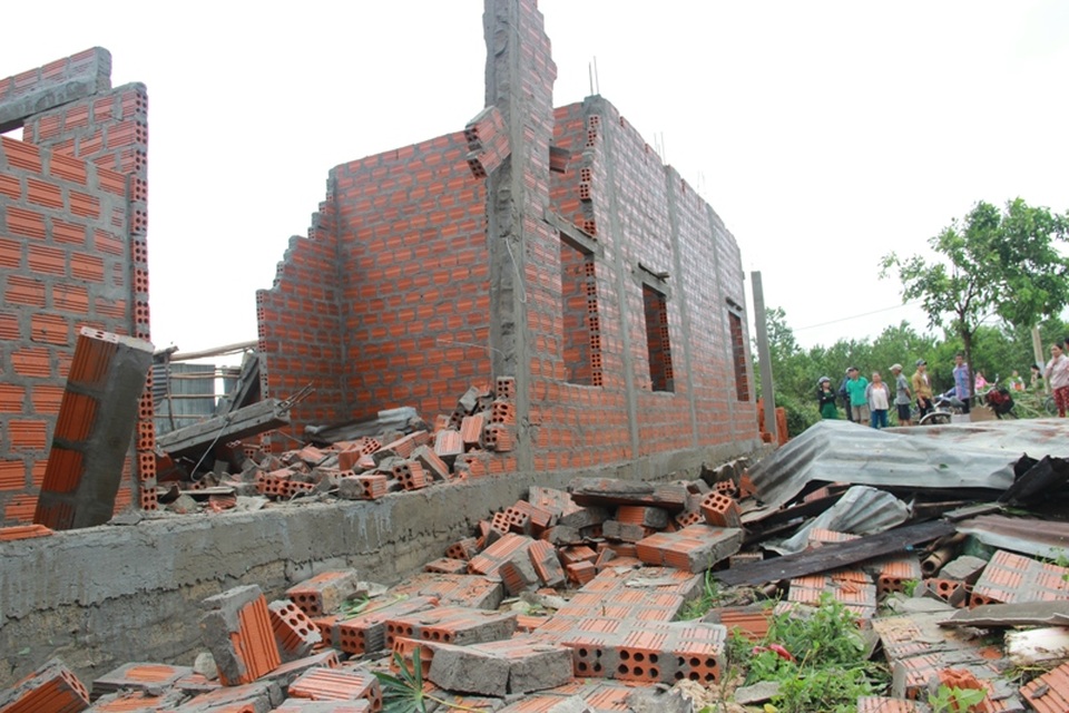 Ngôi nhà mới xây cũng bị đổ sập