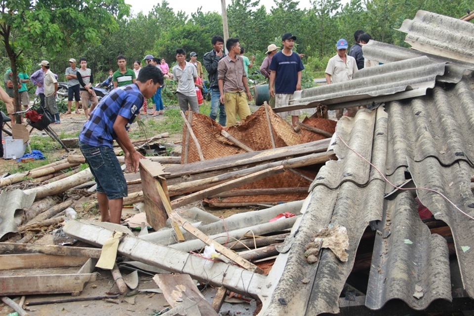 Người dân giúp các hộ bị nạn khắc phục hậu quả
