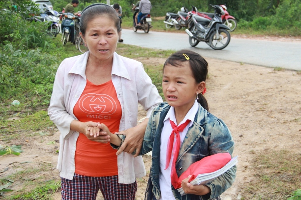 Một học sinh òa khóc khi sách vở bị hư hại, nhà cửa bị sập