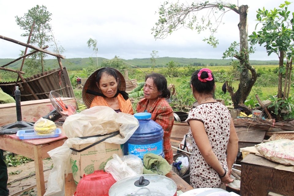Bà Giàn khóc ngất nhìn mọi thứ bị hư hại 