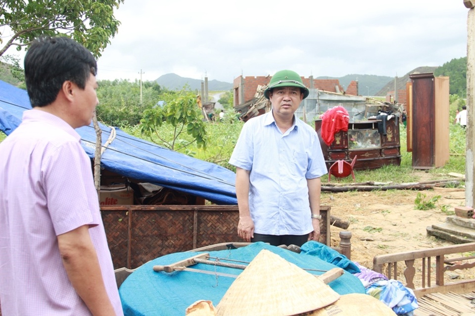 Ông Ngô Quang Chiến, Chủ tịch huyện Cam Lộ xuống tận nhà dân nắm bắt tình hình và động viên bà con