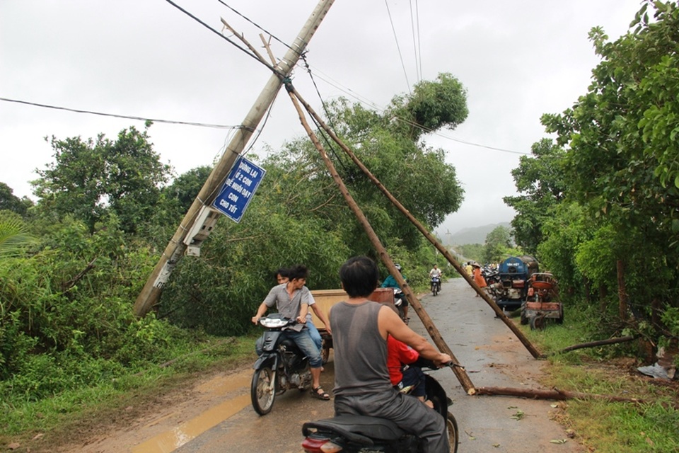 Dân khóc mếu vì hàng trăm ngôi nhà sập, tốc mái sau lốc xoáy - 5