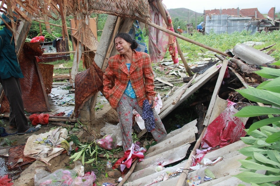 
Nhà dân sập hoàn toàn, người dân khóc mếu trước thiên tai bất ngờ.
