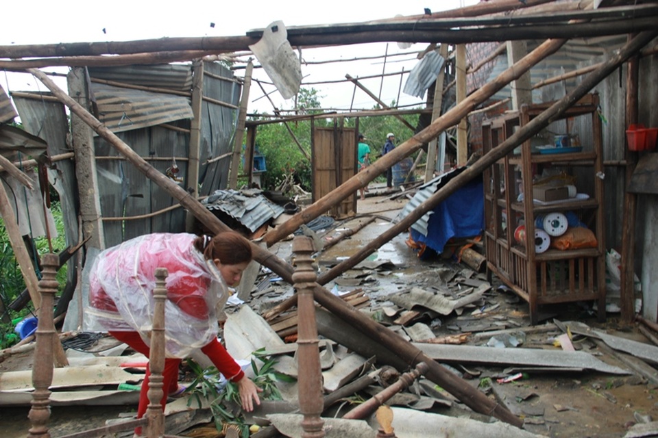 Dân khóc mếu vì hàng trăm ngôi nhà sập, tốc mái sau lốc xoáy - 9
