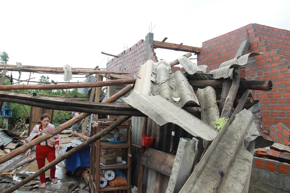 Dân khóc mếu vì hàng trăm ngôi nhà sập, tốc mái sau lốc xoáy - 7