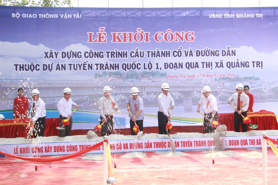 Đại diện lãnh đạo Bộ GTVT và tỉnh Quảng Trị động thổ công trình 