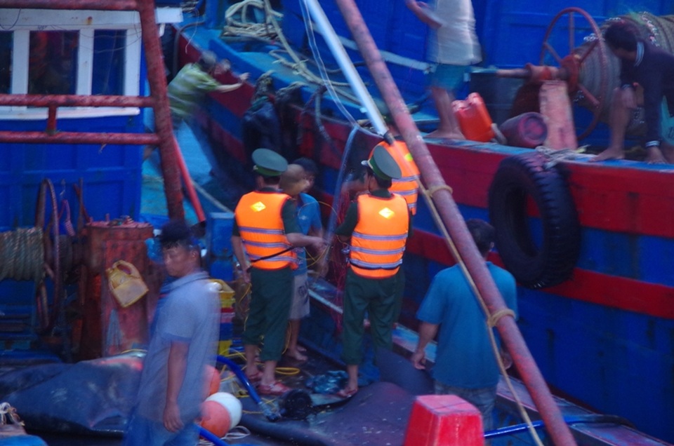 
Khẩn trương cứu hộ tàu và ngư dân gặp nạn giữa điều kiện mưa to, sóng lớn.
