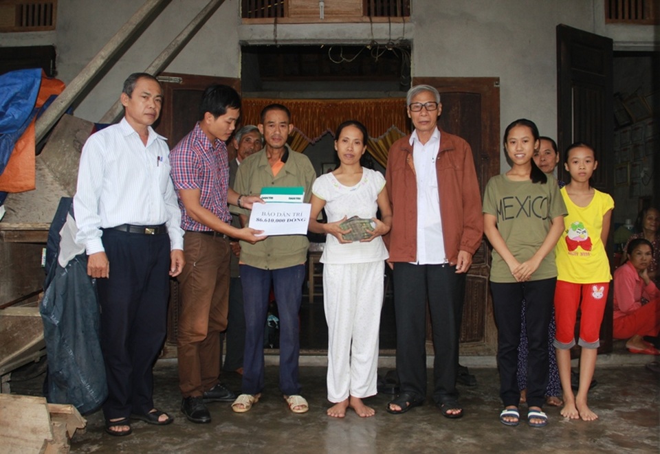 
PV Báo Dân trí trao tận tay số tiền 86.610.000 đồng đến gia đình anh Dương
