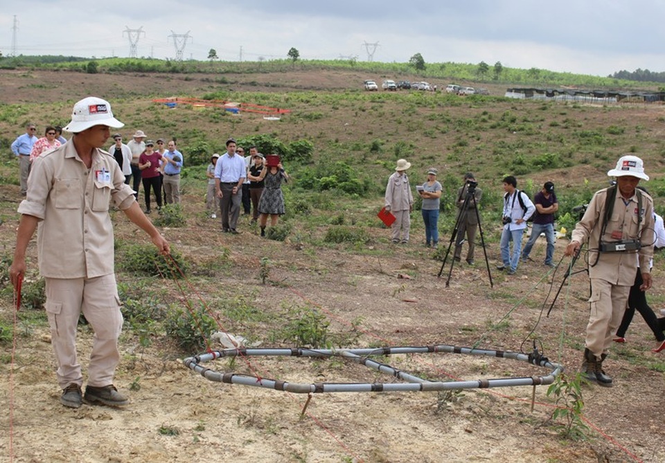 Các đoàn kiểm tra thực tế việc rà phá bom, mìn tại Quảng Trị