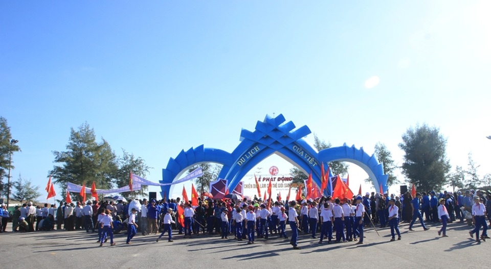 Đông đảo học sinh, đoàn viên, thanh niên tham gia chiến dịch làm sạch môi trường