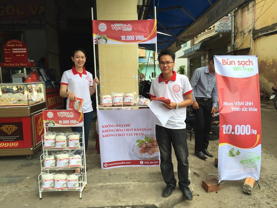 Thạc sĩ, cử nhân rời phố về quê mở... xưởng bún - 5 Nguyễn Đăng Tôn Cảnh cùng bạn đưa sản phẩm ra thị trường