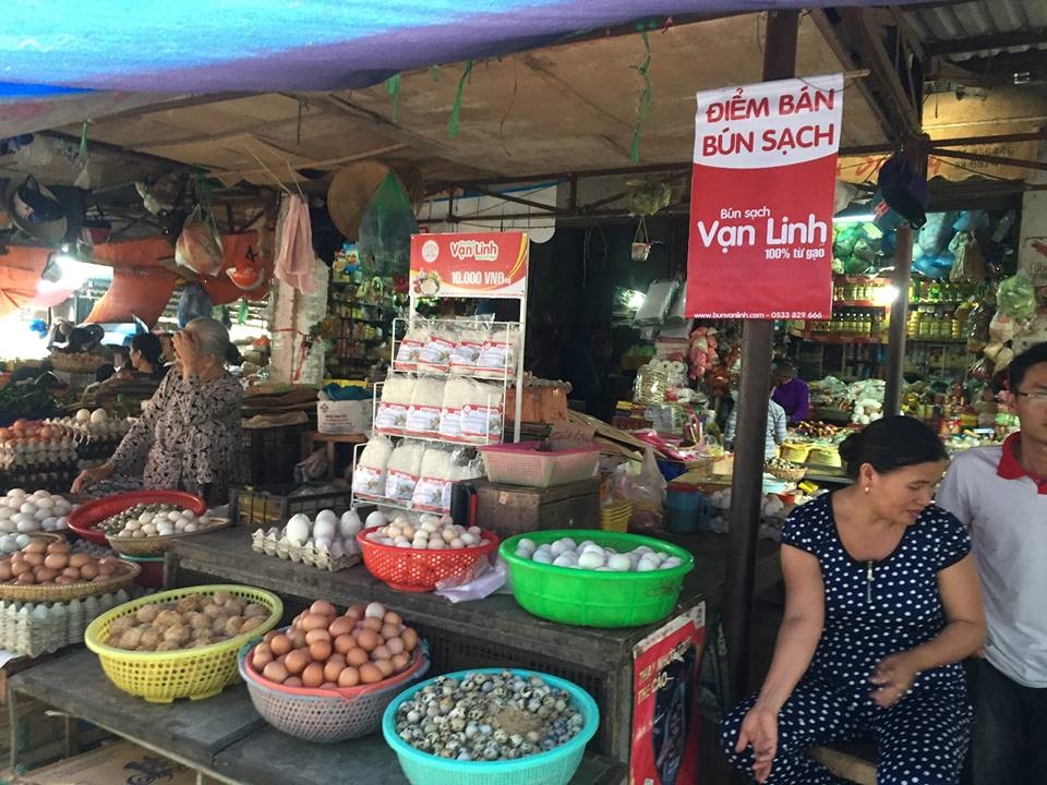 Thạc sĩ, cử nhân rời phố về quê mở... xưởng bún - 6 ... và đưa sản phẩm đóng gói vào các chợ trên địa bàn