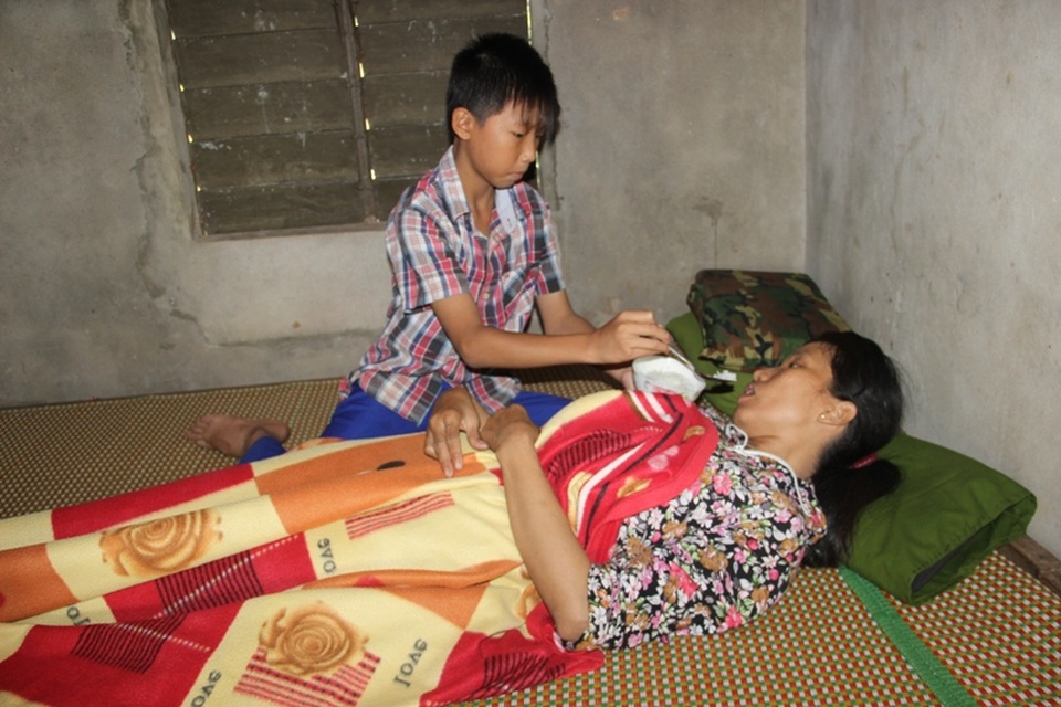 
Cháu Quyết đút cơm cho mẹ khi bà bị mệt mỏi, không ngồi dậy được
