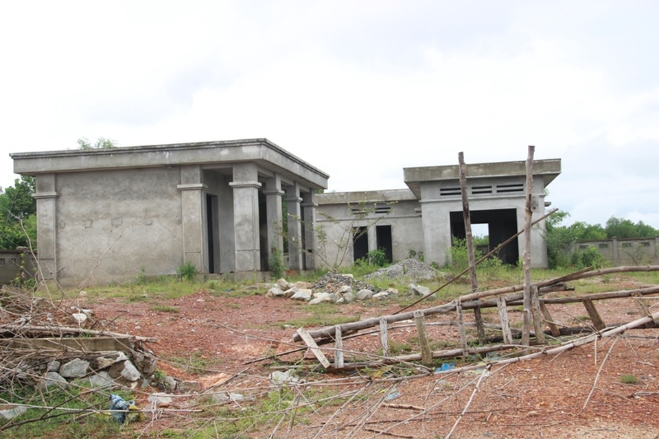 Xung quanh được xây dựng hàng rào nhưng cổng chính chỉ được ngăn tạm bằng thân tre