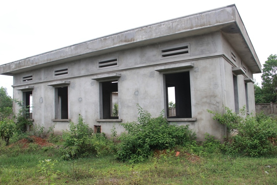 Khu nhà điều hành mọc đầy cỏ dại