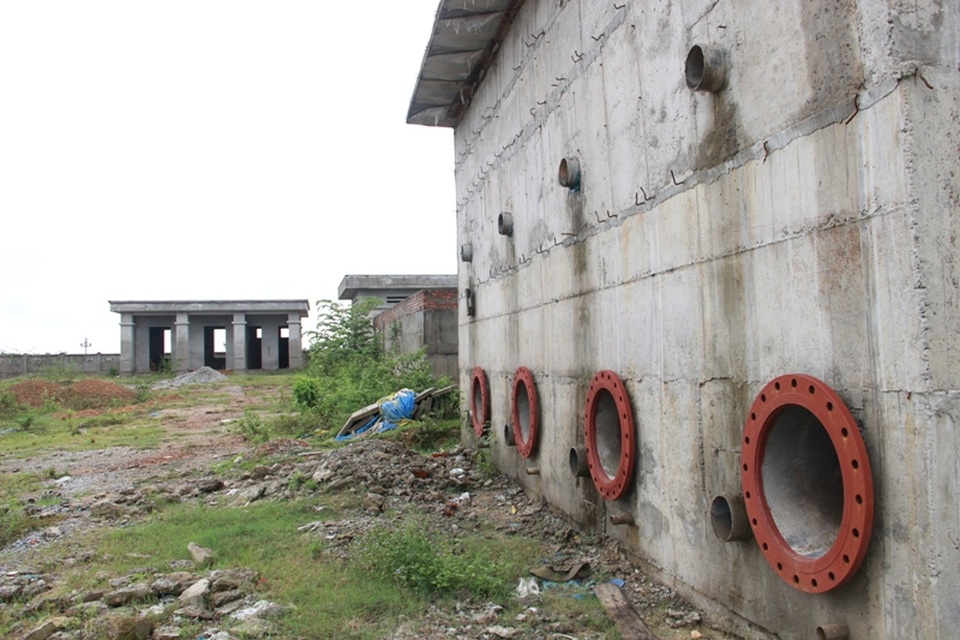 Do chưa có máy móc, thiết bị nên công trình bị ngưng trệ