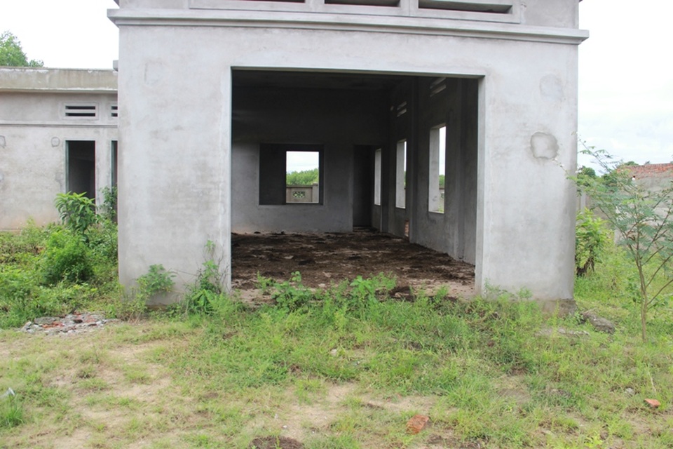 Bên trong khu nhà điều hành đầy rẫy phân gia súc