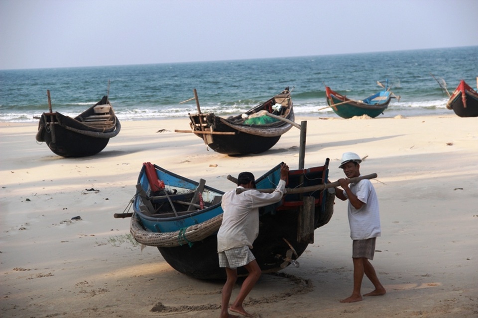 Thảm họa môi trường khiến các ngư dân vùng bãi ngang nằm bờ trong thời gian dài