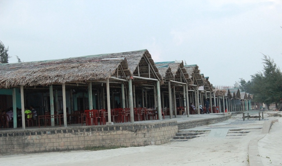 Các hộ kinh doanh, dịch vụ ven biển cũng lâm vào tình cảnh khốn đốn