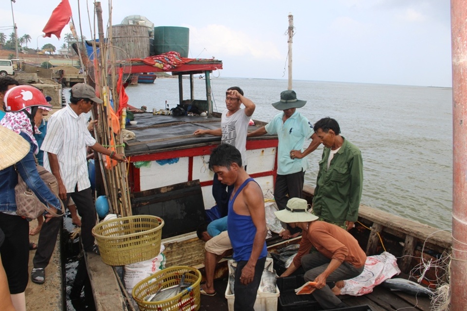 Các thuyền viên trên tàu anh Hiếu, những người đã ứng cứu gần hết số người bị nạn