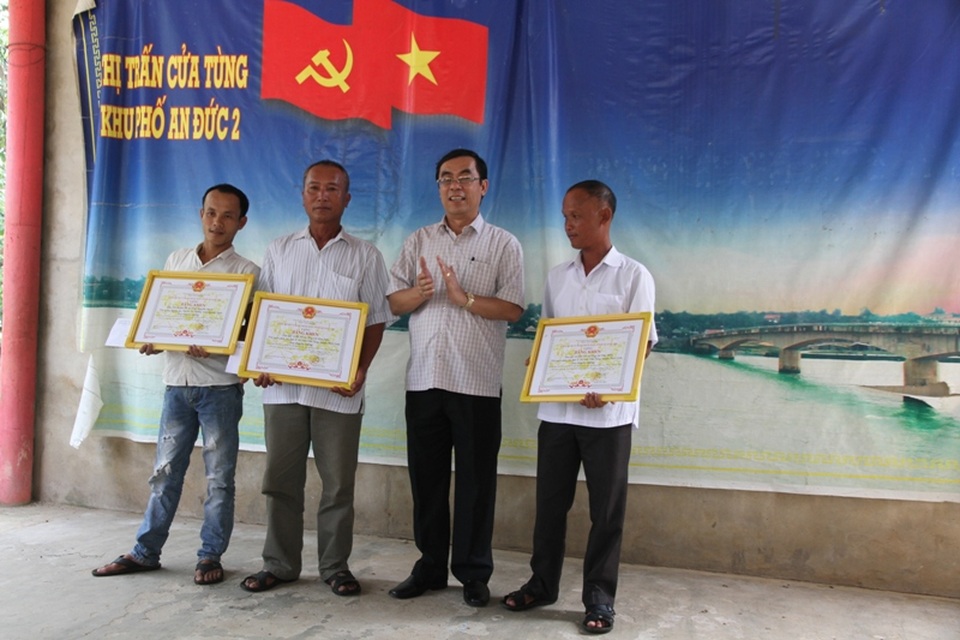 Ông Nguyễn Đức Chính, Chủ tịch UBND tỉnh Quảng Trị tặng bằng khen cho đại diện 3 tàu cá đã có hành động cứu người