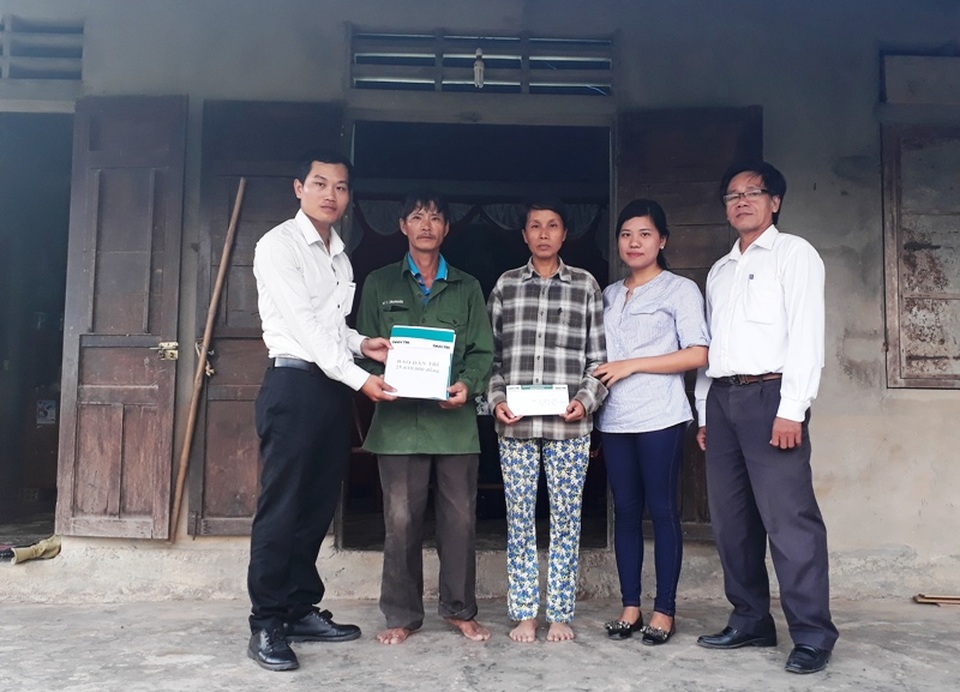Trao hơn 25 triệu đồng đến hoàn cảnh hai vợ chồng mắc bệnh hiểm nghèo - 2
PV Dân trí trao tận tay 25.610.000 đồng do bạn đọc gửi tặng đến hai vợ chồng anh Quyền
