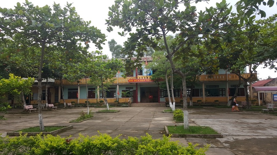 Phụ huynh than phiền nhà trường đặt ra các khoản thu “trái khoáy” - 3 Nhiều gia đình có con đang theo học tại trường THCS Vĩnh Sơn có hoàn cảnh còn khó khăn nên việc kiếm ra số tiền vài trăm ngàn đồng để nộp quỹ xây dựng trường cũng không hề dễ dàng.