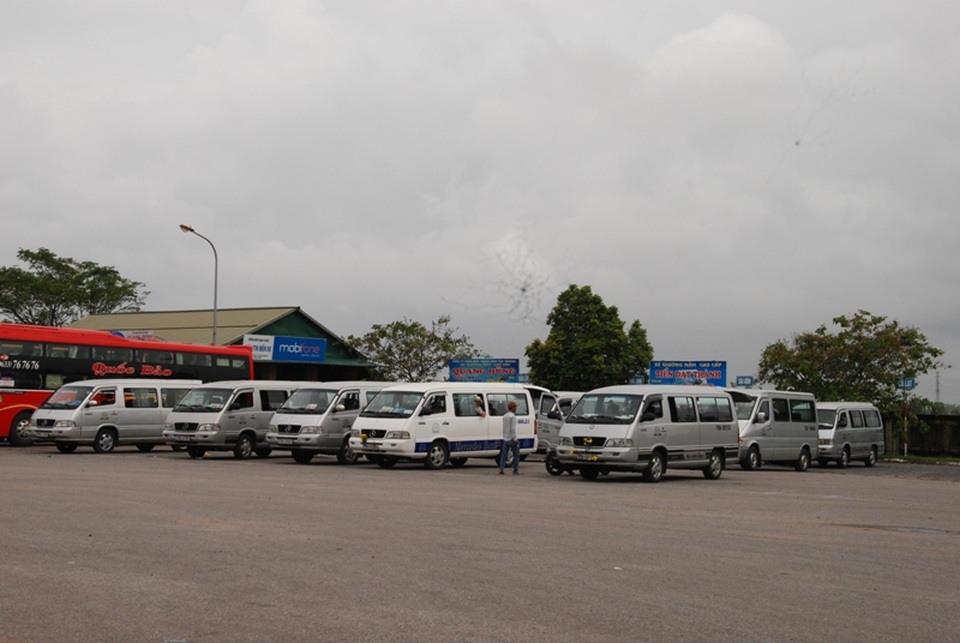 Hàng chục chiếc xe khách chạy tuyến Đông Hà - Huế đậu tại bến xe phía Nam Đông Hà ngừng chạy