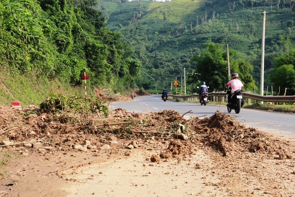 Nhiều điểm bị đất choán hết nửa mặt đường, gây mất an toàn
