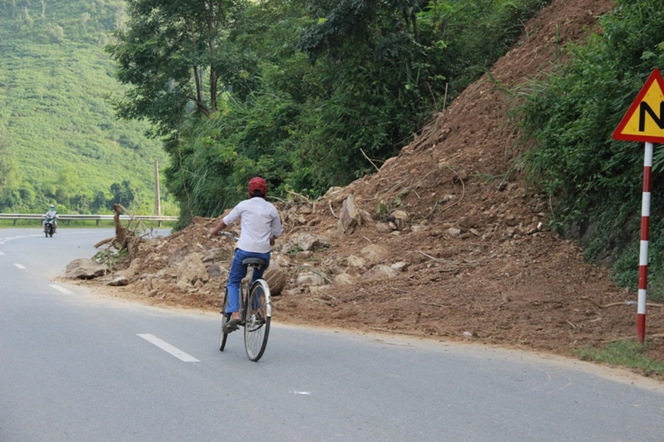 Nhiều đoạn cua nguy hiểm nhưng đường bị hạn chế bởi đất, đá sạt lở .
