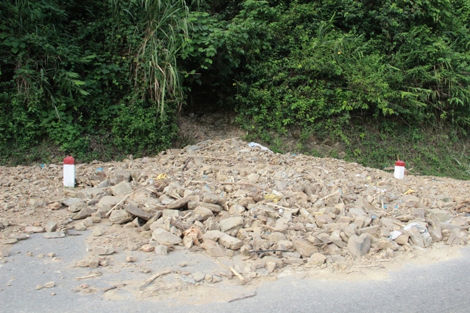 Hàng chục điểm sạt lở trên quốc lộ "chờ" gây tai nạn - 4