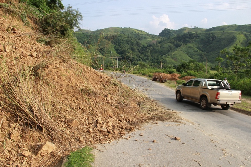 Hàng chục điểm sạt lở trên quốc lộ "chờ" gây tai nạn - 5