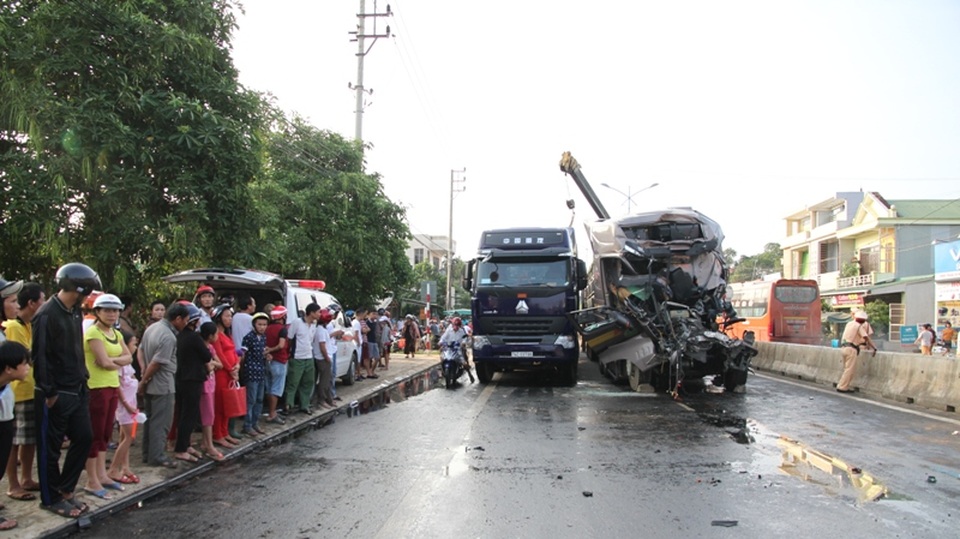 Các lực lượng di chuyển hàng hóa sang xe khác để thông đường