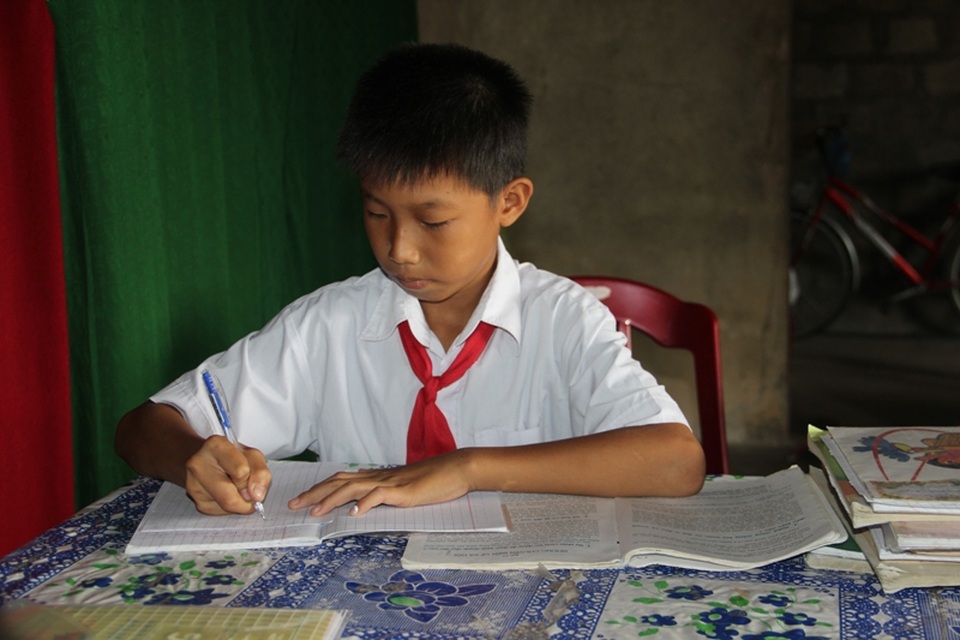 
Người con trai út của anh Quyền năm nay học lớp 6 nhưng phải đảm trách việc giúp đỡ cha mẹ
