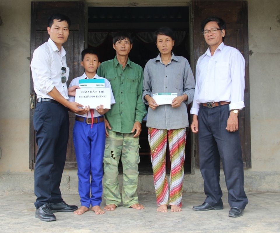 
PV Báo Dân trí đã trao tận tay số tiền 54.425.000 đồng do bạn đọc gửi tặng tới gia đình anh Quyền
