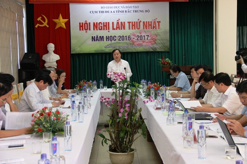 Ông Hoàng Đức Thắm - Giám đốc Sở GD-ĐT tỉnh Quảng Trị chủ trì hội nghị.