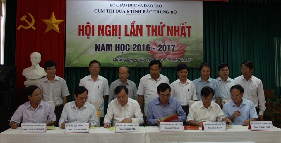 Lãnh đạo các Sở giáo dục ký cam kết thi đua.