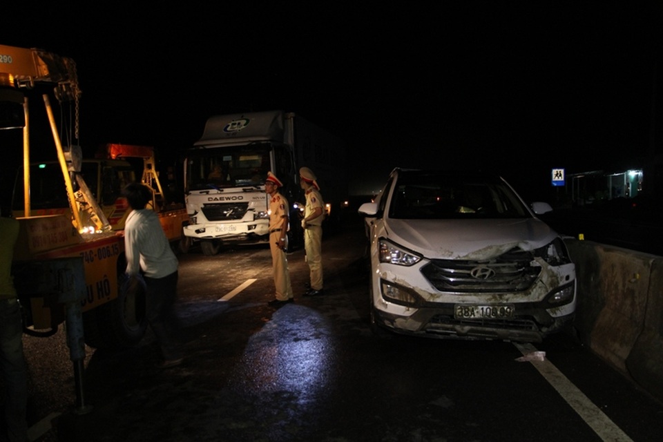 Tai nạn liên hoàn 3 xe ô tô, 1 người bị thương - 2