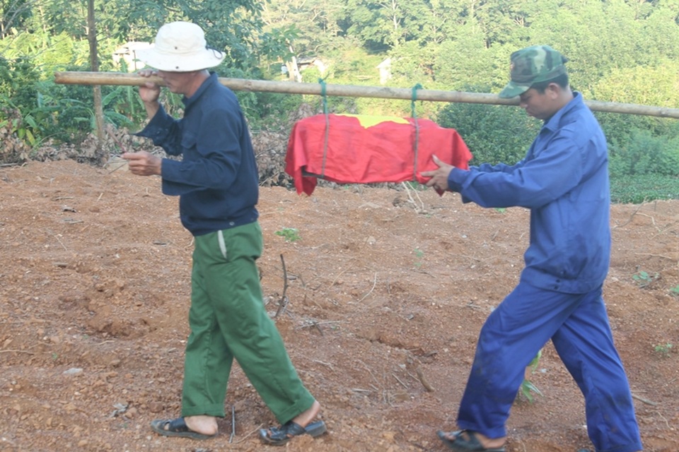 Đưa các hài cốt về khu vực chăm sóc, hương khói để chờ an táng (Ảnh: B.H)