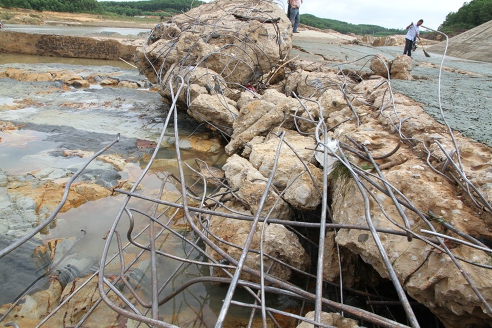 Phần sắt thép lộ thiên trên đập