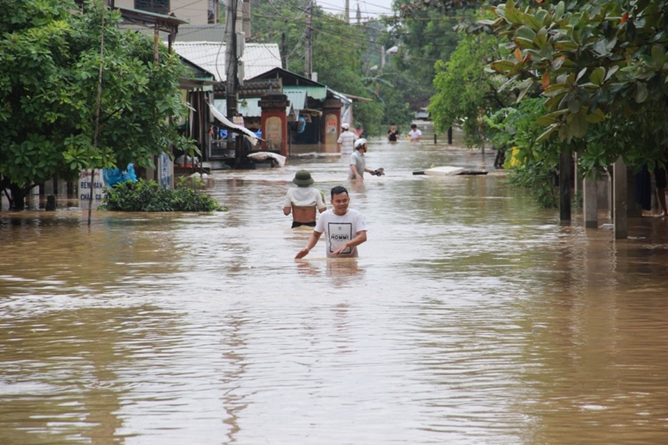 Nước lũ gây ngập sâu, có nơi lũ dâng trên 2m