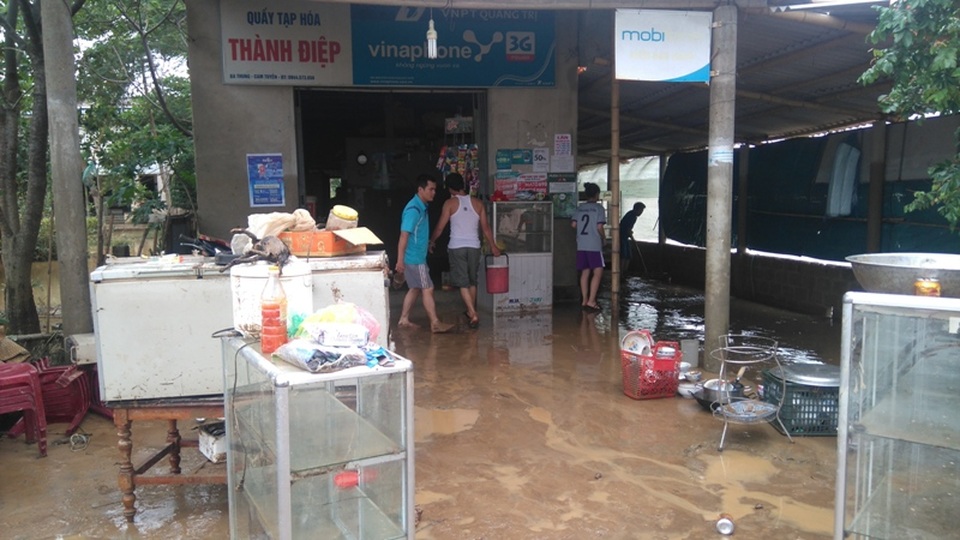 Lũ rút, người dân tất tả dọn bùn - 5