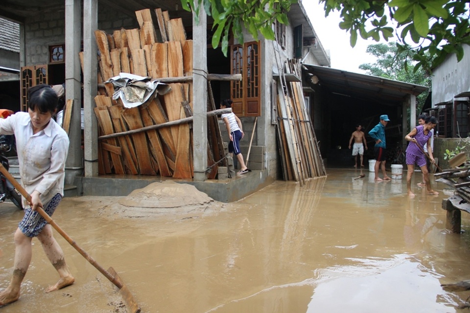 Lũ rút, người dân tất tả dọn bùn - 9