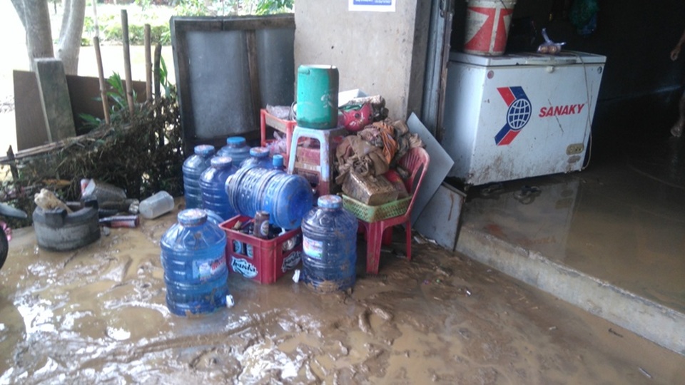 Nhiều tài sản bị ướt sũng và ngập bùn