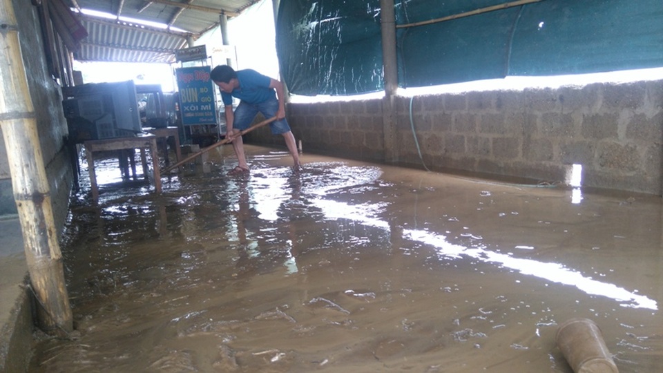 
Người dân tất tả dọn bùn
