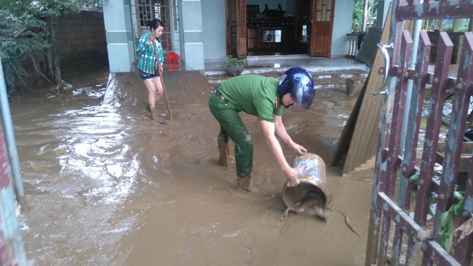 Công an tham gia giúp dân dọn bùn