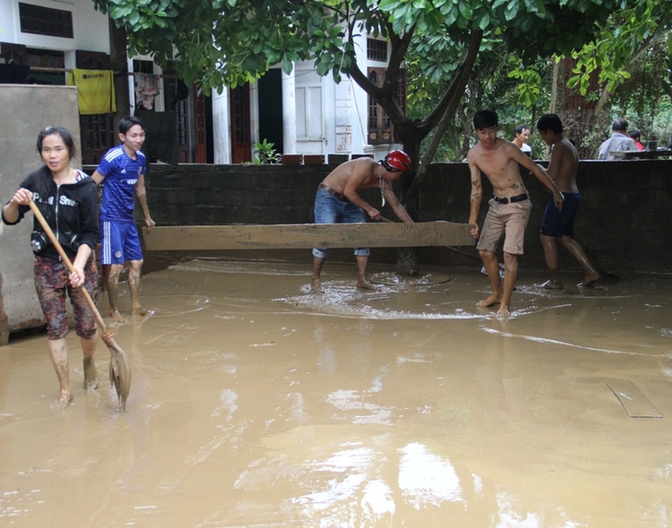 Lũ rút, người dân tất tả dọn bùn - 7