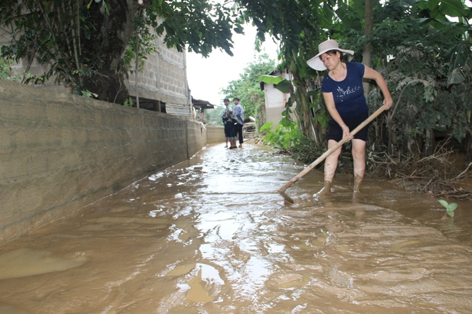 Lũ rút, người dân tất tả dọn bùn - 8